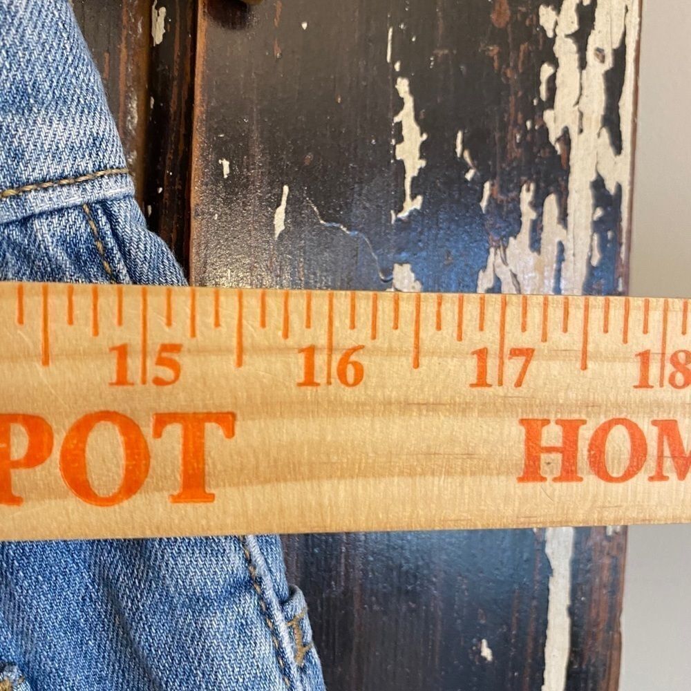 EUC distressed London jean shorts. Size 2 - Picture 7 of 9